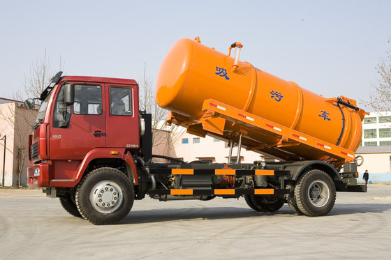 Camion di aspirazione delle acque luride di Sinotruk di alta efficienza per le operazioni industriali di lavaggio