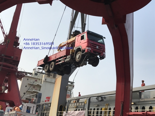 Il camion piegante dell'asta da 10 tonnellate di HOWO 6x4 ha montato la gru