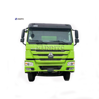 L'annuncio pubblicitario di bassa potenza di HOWO Euro2 Euro4 trasporta il camion cisterna su autocarro del combustibile derivato del petrolio di 8x4 38000L