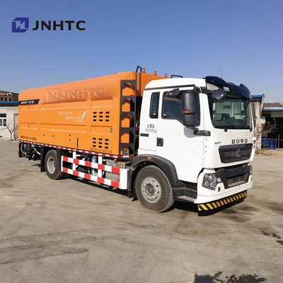 camion di gomma HOWO A7 di 8x4 Asphalt Gravel Macadam Synchronous Sealing