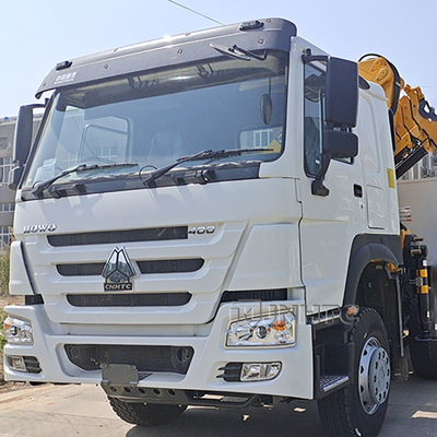 Nuovo Sinotruk Howo Fence Cargo Truck 10 tonnellate gru pieghevole 12 ruote 400hp in vendita