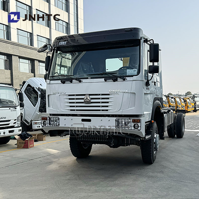 SINOTRUK HOWO Diesel Cargo Truck 4x4 6 ruote Chassis con gru basso prezzo