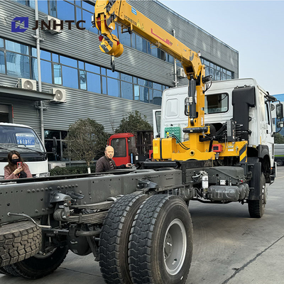 SINOTRUK HOWO Diesel Cargo Truck 4x4 6 ruote Chassis con gru basso prezzo