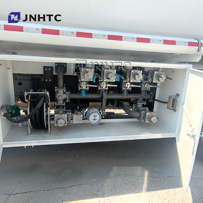 Prezzo di fabbrica Sino Howo 6x4 8x4 20 Cbm Oil Fuel Tank Truck Transportation Fuel Tanker Truck In vendita