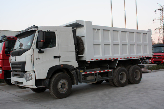 L'autocarro con cassone ribaltabile della costruzione di SINOTRUK HOWO A7 30-40 tonnellate di RHD 10 spinge dentro il bianco