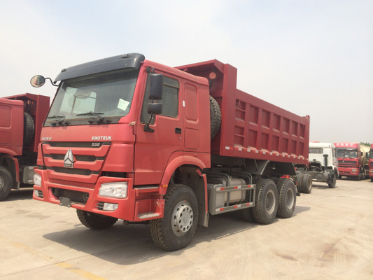 Autocarro con cassone ribaltabile di colore rosso 336hp Sinotruk Howo con 10 ruote e capacità 18m3