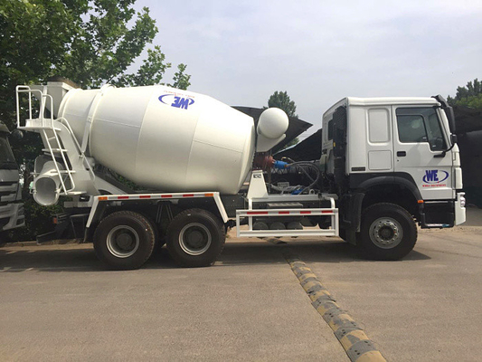 Camion bianco della betoniera di Sinotruk Howo7 8M3 10M3 con l'ARCA Pto e la pompa