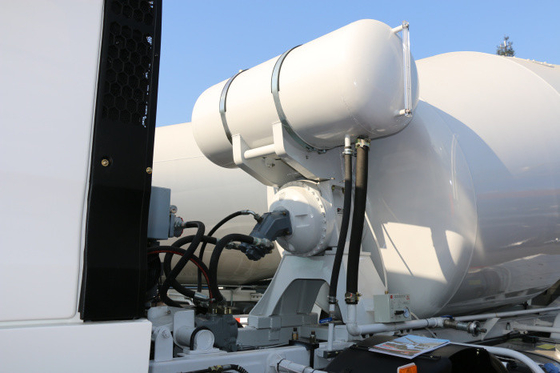 L'asse 10 del camion 3 della betoniera di HOWO A7 6×4 6m3 spinge per il cantiere