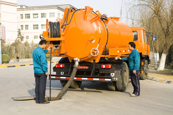 Camion di smaltimento dei rifiuti delle acque luride con la combinazione ad alta pressione di aspirazione e di lavaggio