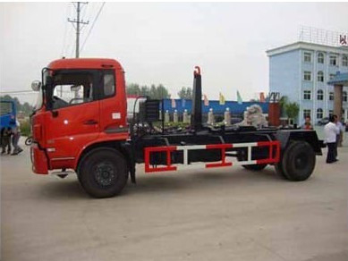 il camion dell'ascensore del gancio di 4X2 HOWO/gestione dei rifiuti trasporta la piccola stazione su autocarro di trasferimento dell'immondizia
