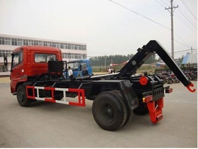 il camion dell'ascensore del gancio di 4X2 HOWO/gestione dei rifiuti trasporta la piccola stazione su autocarro di trasferimento dell'immondizia