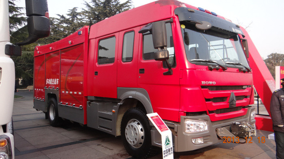 camion dei vigili del fuoco di salvataggio di 6m3 Sinotruk Howo con la schiuma Tan del serbatoio di acqua e la scala