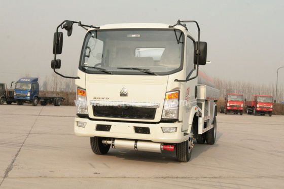 Il camion della petroliera di Howo 4×2/sul trasporto di bassa potenza del combustibile della sicurezza trasporta 8280 CHILOGRAMMI su autocarro