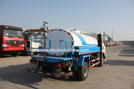 L'annuncio pubblicitario di bassa potenza 4X2 della base di ruota 3360mm trasporta il carro armato su autocarro 10CBM per lo spruzzatore dell'acqua