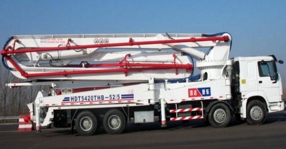 Camion della pompa per calcestruzzo di Sinotruk HOWO con l'asta telescopica flessibile ed efficiente di 21m