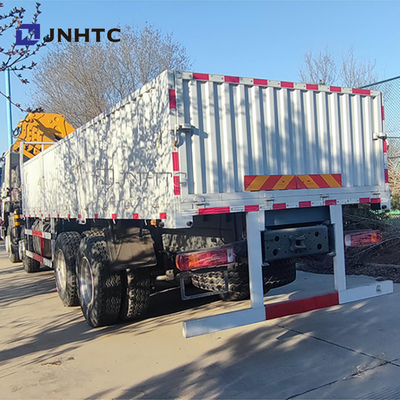 Nuovo camion da carico SINOTRUK HOWO 8X4 400 HP con 10 12 tonnellate di gru