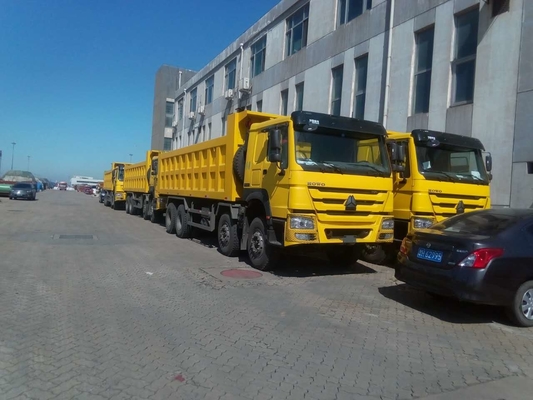 L'autocarro con cassone ribaltabile giallo di 371hp 20M3 RHD Sinotruk Howo 6x4 per 40-50 tonnellate carica
