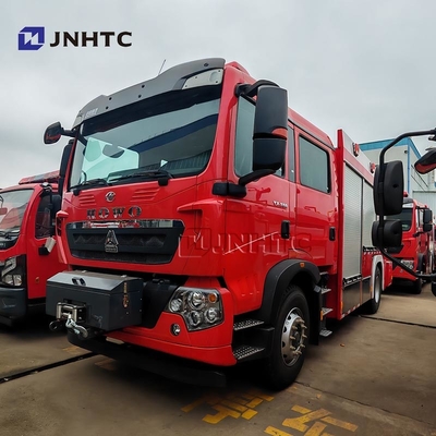 Howo TX camion antincendio 5000L cisterna di schiuma d'acqua 4X4 con camion gru