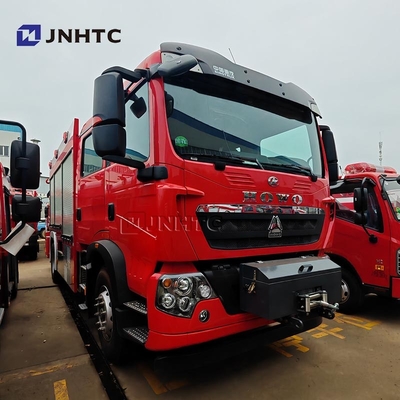 Howo TX camion antincendio 5000L cisterna di schiuma d'acqua 4X4 con camion gru