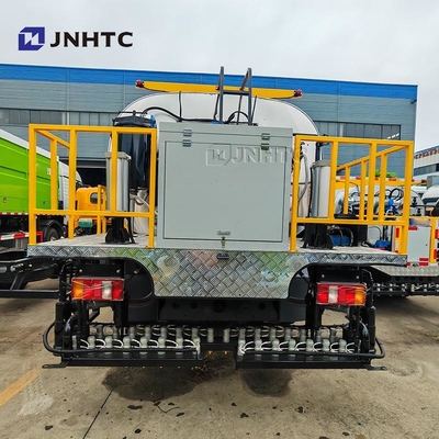 Howo Asfalto Spraying Equipment Trucks 4X2 160HP Intelligent Bitumen Spreader in vendita