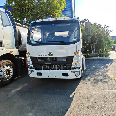 Sinotruk Howo 4x2 Camionetto a combustibile leggero 4200 litri Camionetto a combustibile diesel