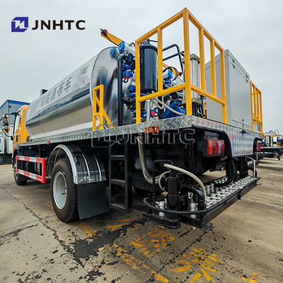 Hot emulsified HOWO 7000 litri distributore di asfalto camion diffusore di bitume camion spruzzatore