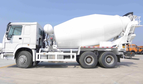 L'autocarro con cassone ribaltabile resistente di HOWO, il camion 10 del miscelatore di cemento spinge il serbatoio di combustibile 400L dell'euro 2