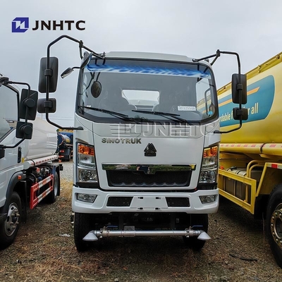 NEW HOWO Camion leggero per l'acqua 4x2 5000 litri 5 tonnellate Camion cisterna per l'acqua