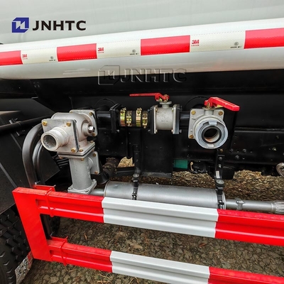NEW HOWO Camion leggero per l'acqua 4x2 5000 litri 5 tonnellate Camion cisterna per l'acqua