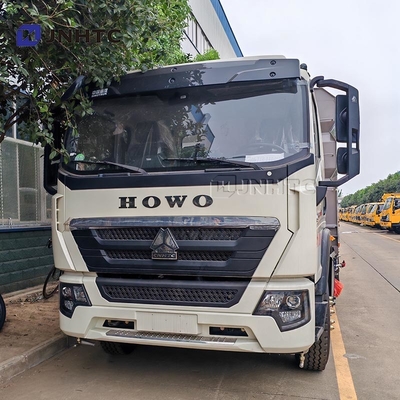 HOWO Camion spazzino stradale 4X2 Camion spazzatore di sale stradale montato Camion pulitore neve