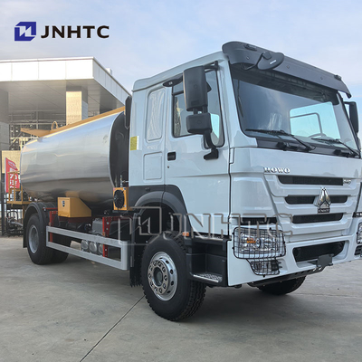HOWO 4X2 rimorchio per la costruzione stradale distributore di asfalto camion con spray bar per la preparazione dell'asfalto