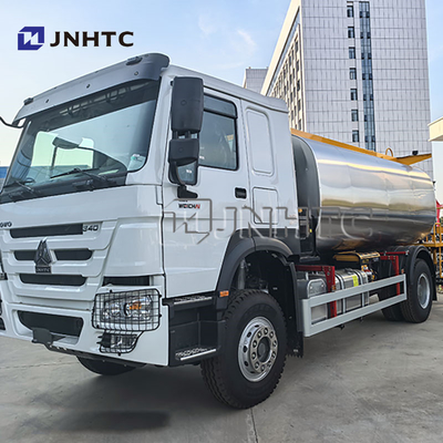 HOWO 4X2 rimorchio per la costruzione stradale distributore di asfalto camion con spray bar per la preparazione dell'asfalto