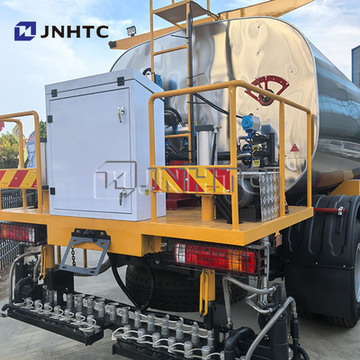 HOWO 4X2 rimorchio per la costruzione stradale distributore di asfalto camion con spray bar per la preparazione dell'asfalto