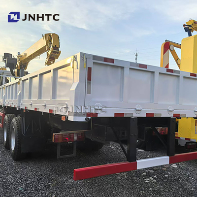 Knuckle Boom 8 Ton Hydraulic HOWO NX Cargo Flatbed Truck Monted Crane in vendita