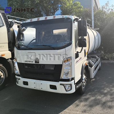 HOWO 8cbm Fuel Tanker Truck Light Duty Oil Tank Truck Mobile Refueling Truck Aluminium Fuel Tanks in vendita