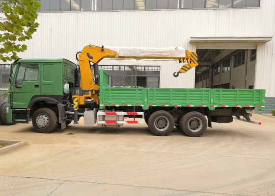 il camion del telaio di 12T 6x4 ha montato la gru dell'asta di colore verde di Sinotruk Howo7