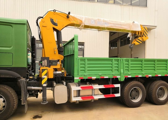 il camion del telaio di 12T 6x4 ha montato la gru dell'asta di colore verde di Sinotruk Howo7