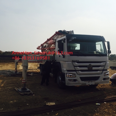 8 x 4 consumo basso della macchina SINOTRUK HOWO del camion montato camion della pompa per calcestruzzo