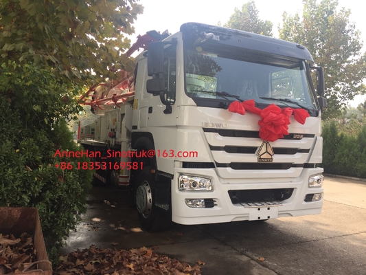 8 x 4 consumo basso della macchina SINOTRUK HOWO del camion montato camion della pompa per calcestruzzo