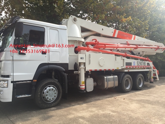 8 x 4 consumo basso della macchina SINOTRUK HOWO del camion montato camion della pompa per calcestruzzo