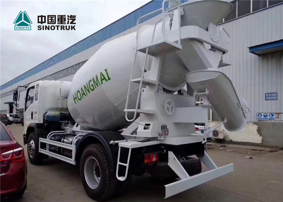Howo 4x2 4CBM Mini Concrete Mixer Truck con colore bianco è pronto in fabbrica