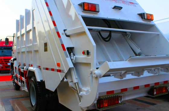 Volume bianco del camion SINOTRUK HOWO 4x2 6000L del compattatore di rifiuti di colore 12m3