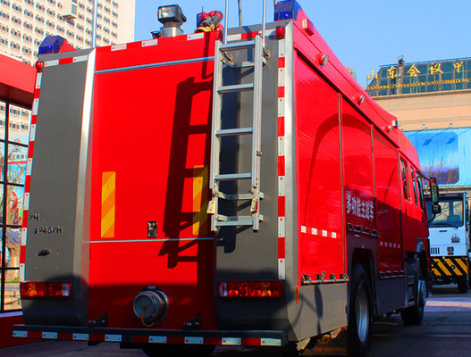 Camion dei vigili del fuoco 4x2 251hp - serbatoio di acqua di salvataggio del camion 6m3 del combattente di fuoco di 350hp SINOTRUK HOWO