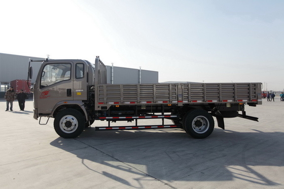 I camion commerciali di bassa potenza di HOWO 4x2 riforniscono il asse posteriore di combustibile di risparmio di colore 160hp 8.2t di Brown