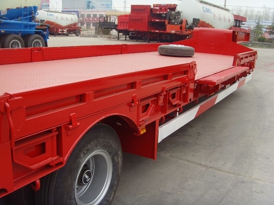 Colore rosso del letto di 3 assi del rimorchio basso dei semi con gli assi della direzione di auto e le rampe idrauliche