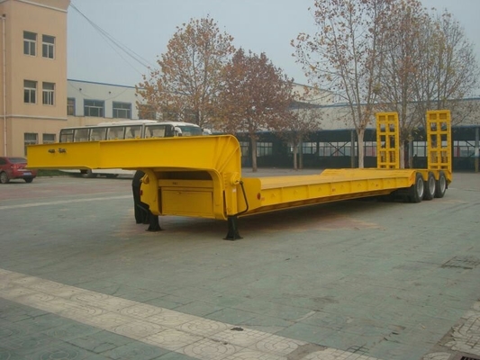 Colore rosso del letto di 3 assi del rimorchio basso dei semi con gli assi della direzione di auto e le rampe idrauliche