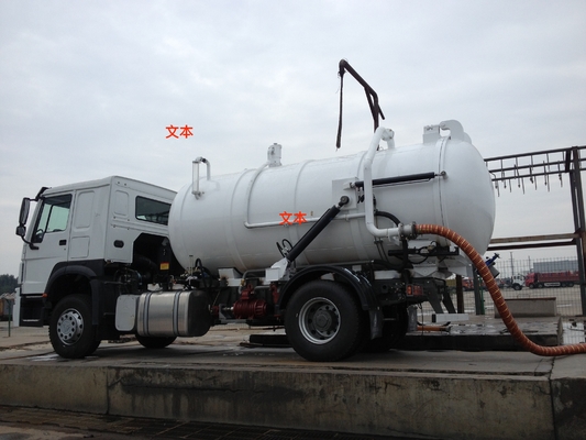 Il camion 10000L-15000L 4X2 6 di aspirazione delle acque luride di SINOTRUK HOWO spinge i camion dei rifiuti liquidi