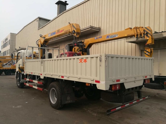 la gru del supporto del camion 5T di Sinotruk Howo con la gru 4x2 6 di Xcmg spinge con il contenitore di carico 10T