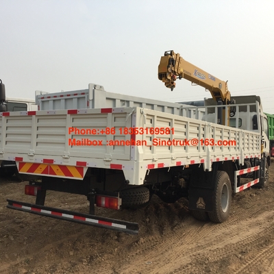 la gru del supporto del camion 5T di Sinotruk Howo con la gru 4x2 6 di Xcmg spinge con il contenitore di carico 10T