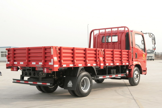 Il veicolo leggero rosso di HOWO, annuncio pubblicitario di bassa potenza trasporta 4x2 su autocarro la capacità di 5 tonnellate